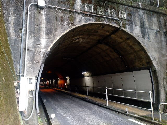 鶯谷トンネル(旧) | 道路照明工事